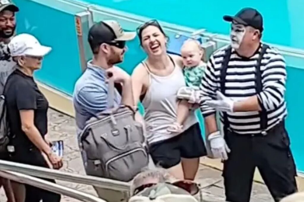 MIME publicly is embarrassed by the father in front of the woman wearing baby and heavy bag to Seaworld: "Passengers"